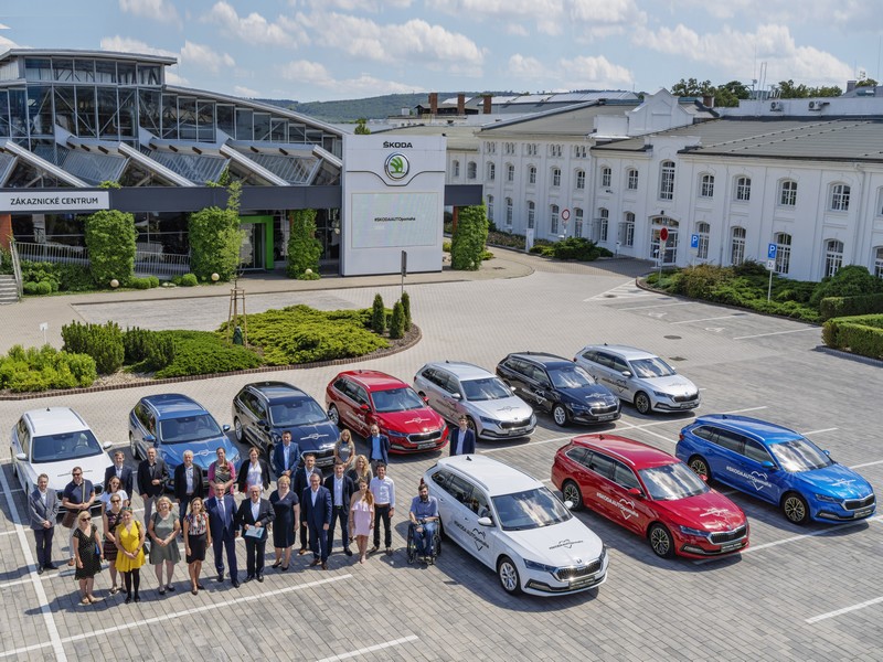Prvních 10 vozů Octavia veřejně prospěšným organizacím